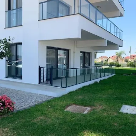 Helena в Caesar Blue Apartment Trikomo